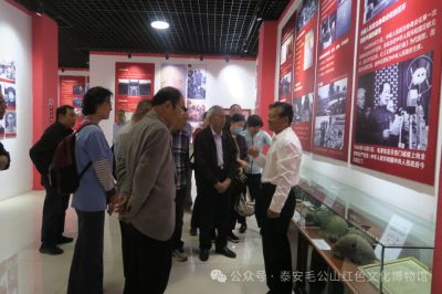省委党史研究院、省地方史志研究院老干部来我馆开展主题党日活动