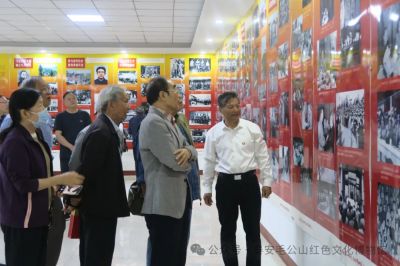 省委党史研究院、省地方史志研究院老干部来我馆开展主题党日活动