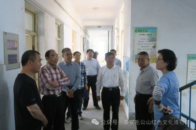 省委党史研究院、省地方史志研究院老干部来我馆开展主题党日活动