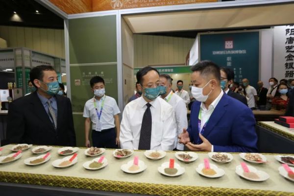 第九届博博会｜国家文物局副局长顾玉才参观非国有博物馆展区