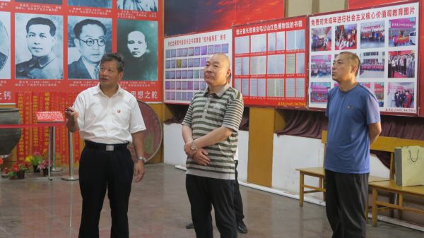 张吉祥向泰山毛公山红色文化博物馆捐赠书法